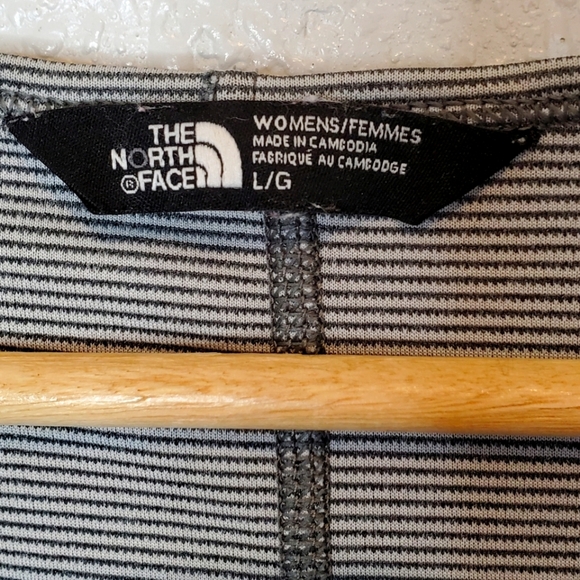 💚5/$25 The North Face Gray V-Neck Women's Fitted Stretchy Top Size Large TNF - Picture 3 of 6